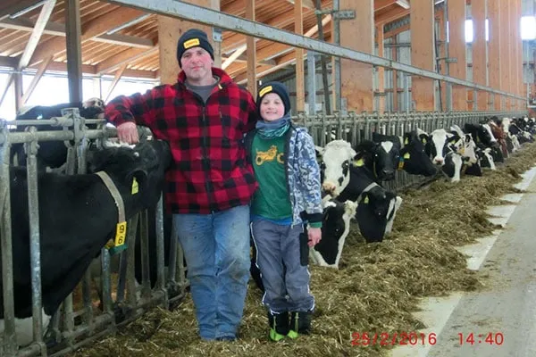 JOSERA farmer Kreuzer standing in the stable