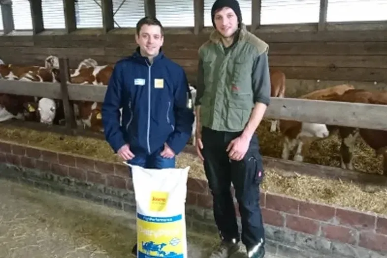JOSERA customers standing in the stable