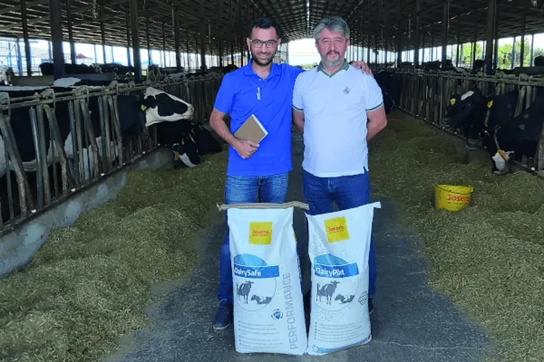 JOSERA men standing in the stable with bags
