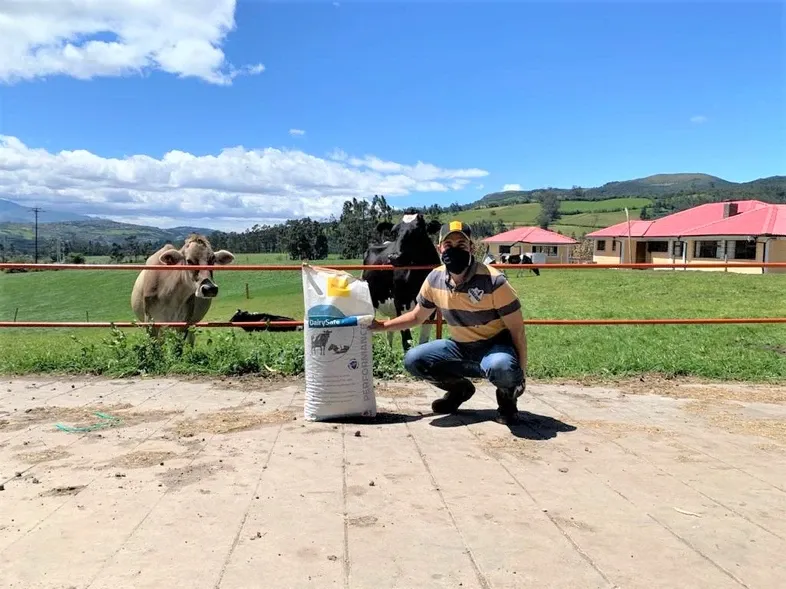 JOSERA I man with feed bag